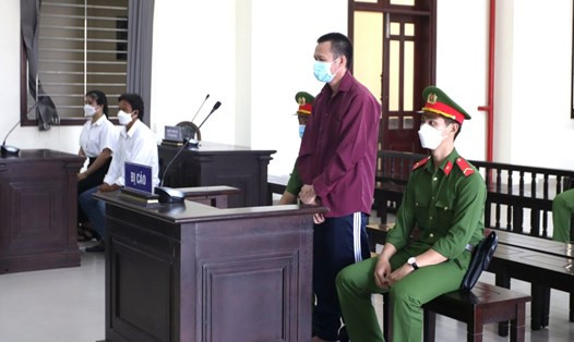 Ngày 15/8/2023, Minh bị TAND tỉnh Long An đưa ra xét xử về các tội danh vừa nêu. Sau khi cân nhắc các tình tiết tăng nặng, giảm nhẹ hình phạt theo quy định pháp luật, HĐXX quyết định tuyên phạt Trương Công Minh án tử hình về tội Giết người, 10 năm tù về tội Cướp tài sản. Tổng hình phạt mà bị cáo Minh phải chấp hành là tử hình.