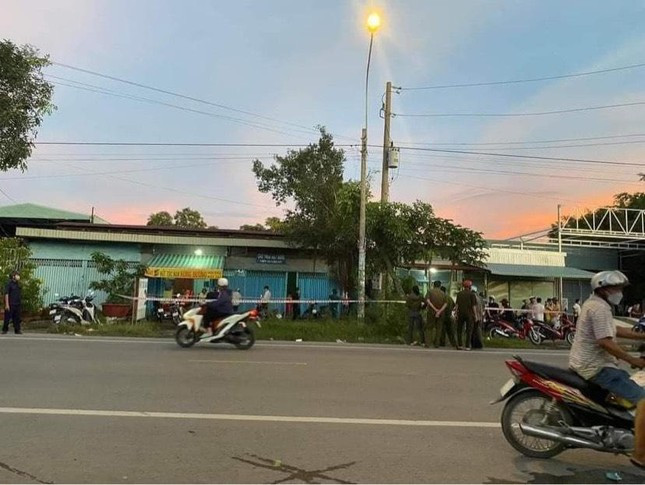 Theo hồ sơ vụ án, khoảng 17h ngày 25/11/2022, người dân sinh sống tại khu vực cầu Mồng Gà, ấp 2, xã Long An, huyện Cần Giuộc, tỉnh Long An khi đi ngang qua quán cà phê thấy vắng lặng, không có khách như thường ngày. Thấy bất thường, một số người đã vào trong quán và tá hỏa phát hiện chị H.H.D., 41 tuổi, quê tỉnh Cà Mau, chủ quán cà phê nằm chết trên nền nhà với nhiều vết thương. (Nơi xảy ra sự việc)