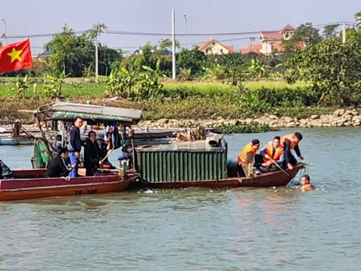 Khi tiếp cận hiện trường, bằng kinh nghiệm nghề nghiệp, Trung tá Bùi Duy Thiềm có niềm tin đối tượng đang ẩn nấp tại khu trồng chuối là Trịnh Xuân Thành. 25 cán bộ của Công an huyện Nam Sách đã chia làm 3 tổ công tác, truy tìm theo 3 hướng trên mặt đất. Đúng như nhận định, khi phát hiện lực lượng vây bắt, Thành tháo chạy ra rìa bờ sông rồi nhảy xuống sông với ý định bơi sang bên bờ bên kia thuộc huyện Lương Tài, Bắc Ninh.
