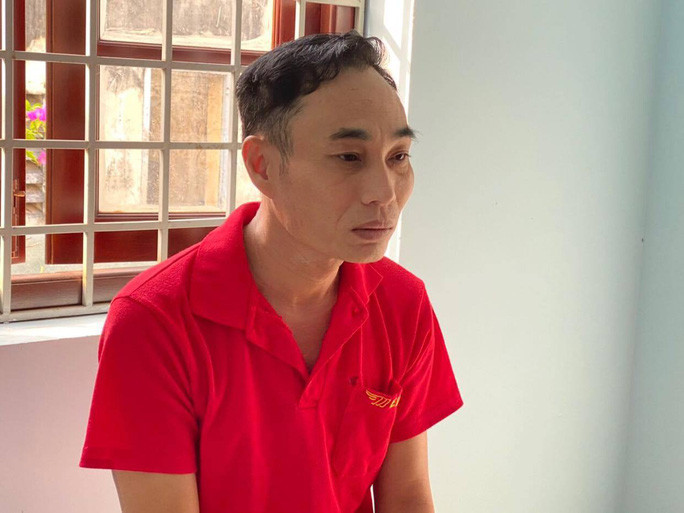 Đánh CSGT vì bị phát hiện vi phạm nồng độ cồn: Nguyễn Văn Phương (SN 1976, thường trú TP Cà Mau, tỉnh Cà Mau) và Trần Thị Kim Trang (SN 1985, thường trú huyện Bến Lức, tỉnh Long An) không đội mũ bảo hiểm, không xuất trình được giấy tờ, trong hơi thở có nồng độ cồn... Bị yêu cầu dừng xe thì xông vào đánh CSGT. Hôm nay, Công an huyện Bến Lức, tỉnh Long An đã khởi tố 2 bị can này để điều tra về hành vi chống người thi hành công vụ. (Nguyễn Văn Phương tại cơ quan Công an).