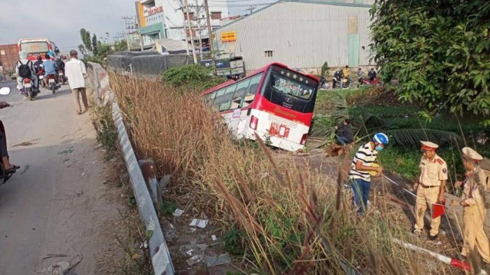 Xe khách Cà Mau lao xuống kênh, hàng chục hành khách hoảng loạn: Rạng sáng 4/2, xe khách 52 chỗ ngồi của nhà xe Giáp Điệp (tỉnh Cà Mau) chở khoảng 20 hành khách lưu thông trên QL1 từ hướng TP.HCM về miền Tây. Khi đến chân cầu Bà Đắc thuộc xã An Cư, huyện Cái Bè, tỉnh Tiền Giang thì bất ngờ lao xuống kênh Bà Đắc đầy nước khiến hành khác hoảng loạn. Tuy nhiên, không có người nào bị thương.