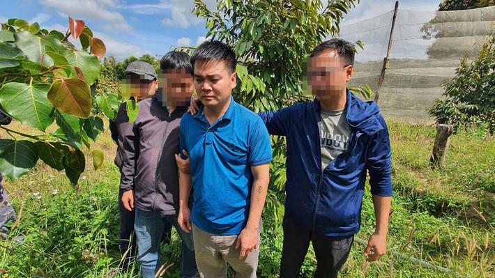 Ông Đào Văn Duẩn, trưởng thôn 3, xã Ea Khăl cho biết, năm 2022, vợ chồng ông Tuấn chuyển đến và có trình báo với thôn. Ông này chủ động đến hội trường thôn để làm quen với mọi người và trao 33 suất quà là các nhu yếu phẩm để tặng cho người khó khăn trong thôn. Thời điểm đó, Ban tự quản thôn đang tìm nguồn hỗ trợ để hoàn thiện sân hội trường thôn nên đề cập việc này với ông Tuấn. Sau đó, ông Tuấn hỗ trợ 50 triệu đồng.