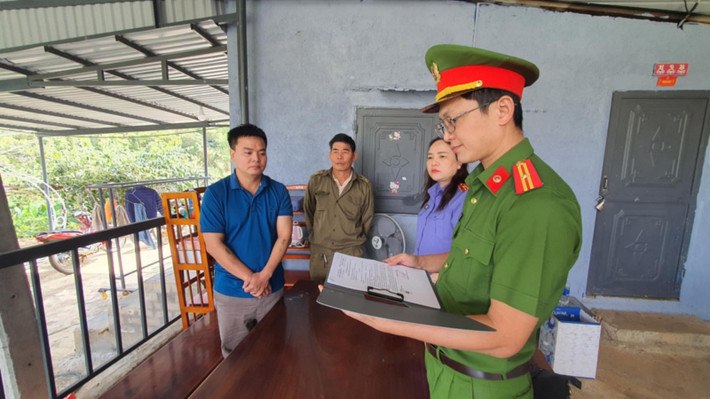 Ngày 26/2, Phòng Cảnh sát hình sự Công an tỉnh Đắk Lắk cho biết, đơn vị vừa khởi tố, bắt tạm giam 4 tháng đối với Nguyễn Anh Tuấn (1986) và vợ là Nguyễn Thị Nhớ (1988), cùng trú tại khu phố 8, phường Tân An, TP Thủ Dầu Một, tỉnh Bình Dương để điều tra về hành vi "lừa đảo chiếm đoạt tài sản".
