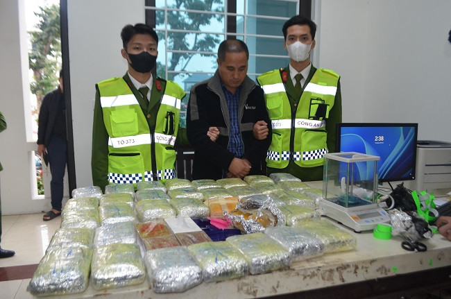 Qua công tác nắm tình hình, Công an TP Vinh phát hiện đường dây mua bán, vận chuyển trái phép chất ma túy từ nước ngoài về nội địa, trung chuyển đi các tỉnh, thành khác trong cả nước để tiêu thụ. Cầm đầu đường dây là đối tượng Mùa Bá Vừ với phương thức, thủ đoạn hoạt động tinh vi.