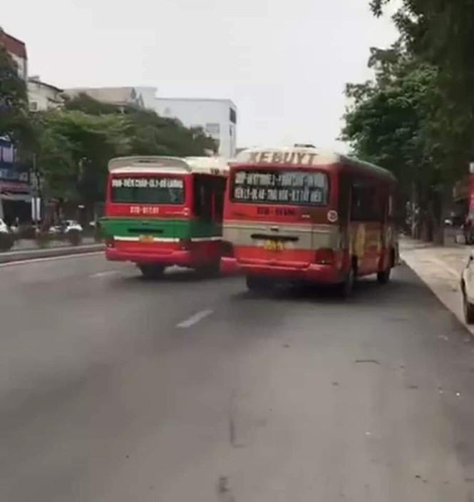 Hai xe buýt lạng lách, chèn ép nhau trên đường như diễn xiếc: Ngày 18/3, cơ quan chức năng đã lập biên bản hãng xe Khanh Quỳnh và hãng Thạch Thành do trước đó xe buýt của các nhà xe này chèn ép, rượt đuổi, lạng lách trên đường Vinh (Nghệ An) gây nguy hiểm cho người tham gia giao thông, bức xúc dư luận.