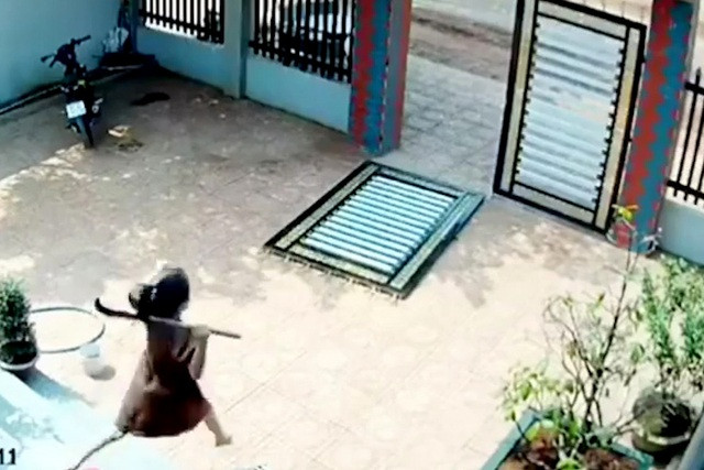Vợ bầu 5 tháng cầm rựa giúp chồng đuổi đánh trộm cắp: Ngày 17/3, 2 đối tượng phá cổng xông vào sân nhà chị Phạm Thị Quỳnh (Bình Long, Bình Phước) trộm xe máy. Chồng chị Quỳnh thấy vậy lao từ trong nhà ra truy bắt thì bị chúng đánh trả. Thấy vậy, chị Quỳnh cầm rựa lao ra giải cứu chồng. Ngày 18/3, CA Bình Phước cho biết đang truy bắt 2 đối tượng.