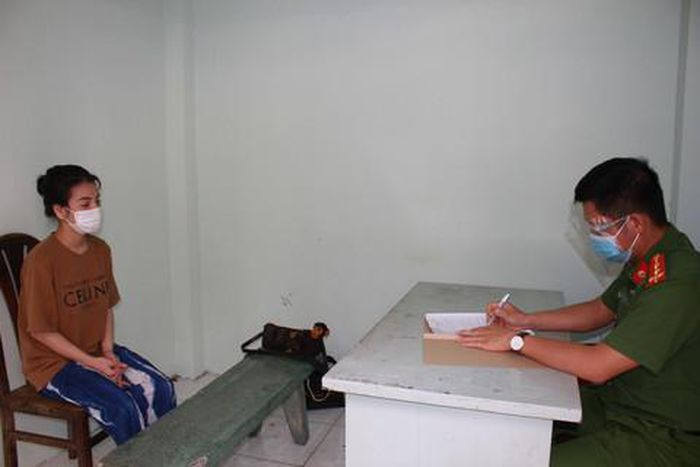 Mất hàng trăm triệu vì đưa Sugar Baby về nhà "thân mật": Anh Đ.H.N (SN 1992, ngụ quận Phú Nhuận, TP HCM) đưa Lã Thị Ng. (SN 1993, quê tỉnh Bắc Giang) về nhà của mình "tâm sự". Trong lúc anh N. chuyển tiền cho Ng, thì cô gái này đã nhớ mất khẩu. Lợi dụng lúc anh N. ngủ, cô gái lấy điện thoại của anh chuyển toàn bộ 168 triệu đồng sang tài khoản khác. Ngày 20/8, Ng. bị Công an quận Phú Nhuận tạm giữ.