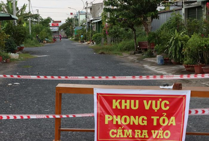 Nam thanh niên trốn khỏi khu phong tỏa để mua bia rượu, thuốc lá: Trốn ra khỏi khu phong tỏa để mua bia rượu và thuốc lá, Bùi Quang Sa (32 tuổi, trú tại phường An Hòa (TP Sa Đéc, tỉnh Đồng Tháp) bị lực lượng chức năng tuần tra phát hiện, lập biên bản vi phạm. Ngày 20/8, Công an phường An Hòa đề nghị xử phạt Sa 7,5 triệu đồng.
