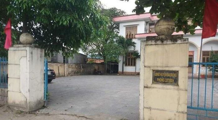 Đánh bạc với doanh nghiệp, một trưởng phòng bị cách chức: Cùng với 2 cán bộ khác tham gia đánh bạc tại nhà doanh nghiệp, ngày 20/8, ông Dương Vinh, Trưởng phòng LĐTB&XH huyện Đakrông (Quảng Trị) bị Ban Thường vụ Tỉnh ủy Quảng Trị kỷ luật cách hết chức vụ trong Đảng.