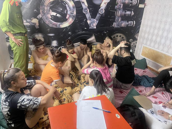 13 nam, nữ tụ tập trong một phòng ngủ: Ngày 20/8, Công an TP Bắc Giang cho biết, vừa kiểm tra ngôi nhà do Nguyễn Thị Trà (31 tuổi, ở phường Lê Lợi, TP Bắc Giang) thuê làm cửa hàng, Công an TP Bắc Giang phát hiện 15 người tụ tập tại phòng ngủ ở tầng 2. Trong số này có 13 người dương tính với ma túy.
