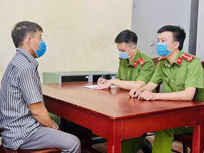 Chém vợ tử vong vì... không đồng quan điểm xây sửa nhà: Chỉ vì một phút nóng giận khi hai vợ chồng không thống nhất quan điểm về việc xây dựng nhà, Lê Văn Trường (SN 1963, trú huyện Đông Sơn, tỉnh Thanh Hóa) đã cầm dao chém vợ là bà L.T.N (SN 1966) tử vong tại chỗ. Ngày 20/8, Trường bị Công an tỉnh Thanh Hóa tạm giữ để điều tra.