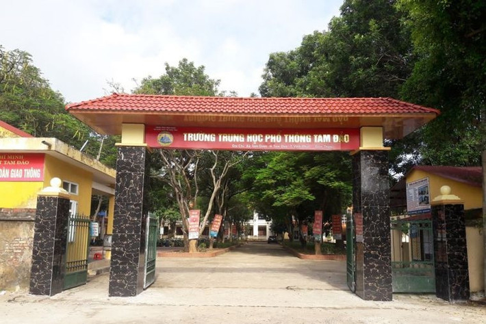 Bà Đào Thị Thúy Hà, hiệu trưởng Trường THPT Tam Đảo xác nhận bảng dự kiến thu chi trên do trưởng ban đại diện cha mẹ học sinh trường xây dựng trước đợt họp phụ huynh đầu năm. "Nhà trường luôn yêu cầu hội phụ huynh phải thu và chi quỹ hội cha mẹ học sinh theo thông tư 55 của Bộ Giáo dục và Đào tạo. Thời điểm hiện tại chúng tôi chưa thấy ban đại diện cha mẹ học sinh trường báo cáo chi bất cứ khoản nào. Năm nay ngày 20-11 chúng tôi cũng yêu cầu ban đại diện cha mẹ học sinh trường không chi quà cho giáo viên", bà Hà cho biết.