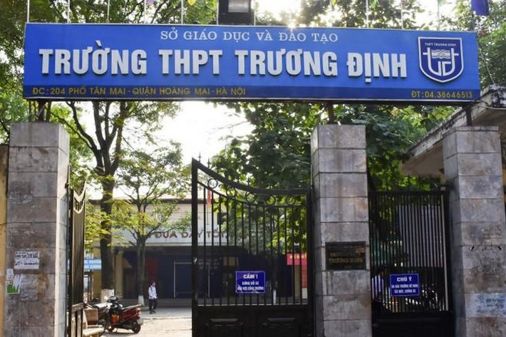 Trước phản hồi này, phụ huynh nói trên đã bị xóa tên khỏi nhóm chung của lớp, đồng thời bị nhiều phụ huynh khác lăng mạ, mỉa mai. Ông Lê Việt Dương, Hiệu trưởng Trường THPT Trương Định cho biết, ngày 29/9, nhà trường đã nhận được đơn thư phản ánh do vị phụ huynh này gửi tới và cho biết: “Trên tinh thần luôn đồng hành cùng phụ huynh, học sinh, chúng tôi sẵn sàng lắng nghe và tiếp nhận những phản ánh, từ đó sẽ có hướng giải quyết cụ thể”. Học sinh T.A có nghỉ học một ngày, nhưng sau khi được động viên bởi các cô giáo, em đã quay trở lại lớp học tập bình thường.