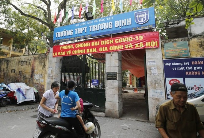 Từ chối đóng tiền tự nguyện, người mẹ bị lăng mạ, tẩy chay: Tháng 9/2020, trên mạng xã hội, nhiều phụ huynh xôn xao bàn tán câu chuyện một người mẹ bị thóa mạ trong nhóm trao đổi chung của lớp vì từ chối đóng khoản tiền tự nguyện do hội phụ huynh đưa ra. Người mẹ này có con trai đang học lớp 10 tại Trường THPT Trương Định, Hà Nội. Theo phản ánh của vị phụ huynh này, trong buổi họp đầu năm, hội phụ huynh của lớp đề nghị mỗi phụ huynh đóng 1,5 triệu đồng tiền quỹ. Tuy nhiên, một số phụ huynh đã phản đối vì cho rằng số tiền này quá cao. Vì thế, hội đã đi đến thống nhất sẽ thu tiền quỹ là 700.000 đồng.