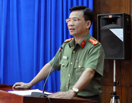 Ông Hồ Văn Mười (SN 1969), quê ở xã Duy Hòa, huyện Duy Xuyên, tỉnh Quảng Nam; trình độ chuyên môn, nghiệp vụ: Đại học An ninh nhân dân, Cử nhân kinh tế, Cử nhân xây dựng Đảng và chính quyền Nhà nước, Thạc sĩ Luật.