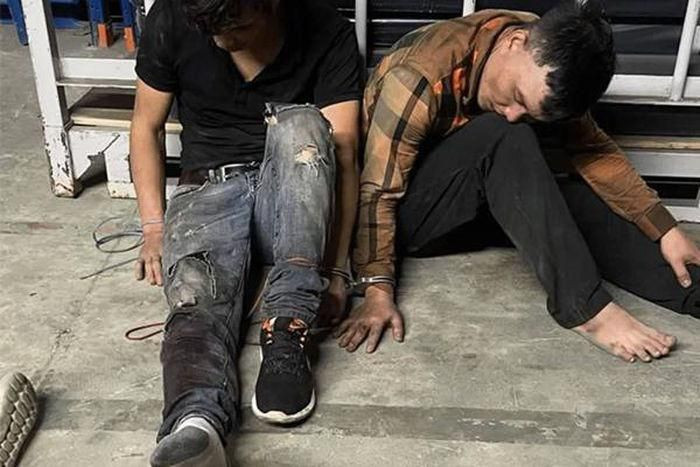 2 đối tượng trộm cắp tài sản tại khu công nghiệp trị giá gần 340 triệu: Ngày 30/6, Công an huyện Chương Mỹ (Hà Nội) cho biết, đang tạm giữ 2 đối tượng Cao Đình Long (SN 1992) và Nguyễn Văn Quyết (SN 1986 cùng trú tại huyện Chương Mỹ). Trước đó, 2 đối tượng này đã thực hiện hành vi trộm cắp tại khu Công nghiệp Phú Nghĩa tang vật là 270 chiếc áo khoác nhãn hiệu ADIDAS màu đen mã số FT2743. Tổng tài sản trị giá khoảng 340 triệu đồng.