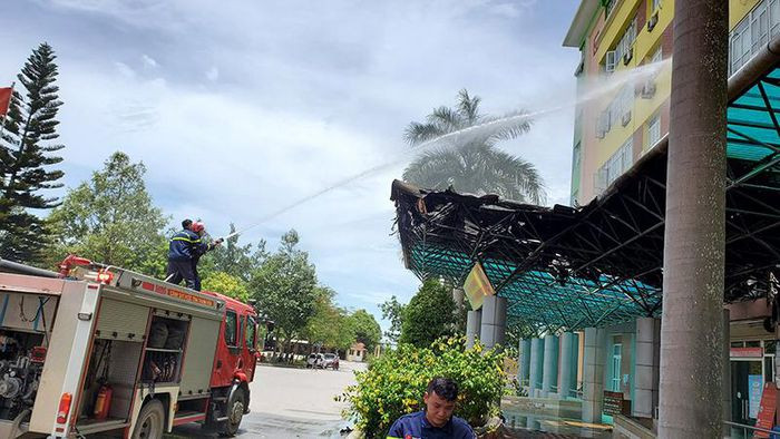 Cháy ở Bệnh viện Nhi Thanh Hóa: Trưa 30/6, lửa bất ngờ bùng phát trên mái nhựa, lợp khung sắt mái che sảnh Tòa nhà hành chính Bệnh viện Nhi Thanh Hóa ở số 1, đường Quang Trung, phường Đông Vệ, thành phố Thanh Hóa. Vụ cháy được phát hiện, dập tắt kịp thời nên thiệt hại không đáng kể nhưng Bệnh viện tiếp tục kiểm tra hệ thống điện khu vực này; phân luồng, đón tiếp bệnh nhân tại Khoa Khám chữa bệnh theo yều cầu.