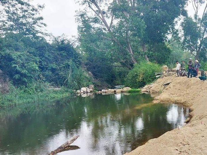 Đi chơi cùng gia đình, 3 trẻ nhỏ đuối nước: Trong lúc các thành viên khác đang ăn cơm, một số trẻ thuộc 2 gia đình đã đến con suối thuộc địa địa phận xã Hbông (huyện Chư Sê, Gia Lai) chơi nhưng cha mẹ không biết. Có 3 trẻ đã trượt chân ngã xuống suối, đuối nước. Ngày 30/6, UBND huyện Mang Yang (tỉnh Gia Lai) cho biết, chính quyền địa phương đã đến thăm hỏi, động viên gia đình 3 cháu nhỏ tử vong do đuối nước. (Ảnh minh họa).