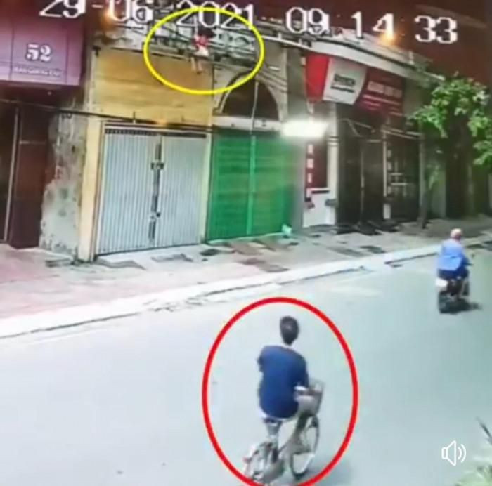 Nguyên nhân bé gái rơi từ lan can tầng 2: Ngày 30/6, Công an phường Trần Quang Khải, TP Nam Định cho biết, khi bé gái 4 tuổi rơi từ tầng 2 xuống đất ở TP Nam Định, gia đình bé không có ai trong nhà. Trước đó, thấy bé ngủ, mẹ bé chạy đi mua cháo thì ở nhà, bé tỉnh dậy và đi tìm mẹ, sau đó xảy ra sự việc. Khi cháu bé rơi từ tầng 2 nhà xuống, có anh Lương Thanh Hà (ở phường Văn Miếu, TP Nam Định) đạp xe qua. Phát hiện cháu bé lơ lửng, anh Hà đã lập tức dừng xe đạp, chạy đến đỡ được cháu bé.