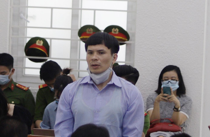 Trong phiên tòa xét xử, nhiều người ngỡ ngàng trước hình ảnh về Quang "Rambo" khác xa so với thời điểm Quang "Rambo" bị Công an bắt. Theo đó, Quang "Rambo" với mái tóc "thằng Bờm" dài mượt che gần kín chán và khuôn mặt tỏ ra ăn năn hối lỗi trước những hành vi của mình đã gây ra khác hẳn vẻ ngoài bặm trợn, đầu trọc khi còn ngang ngược đòi nợ thuê.