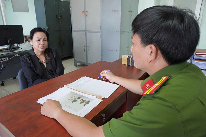 Nữ giúp việc trộm két sắt chứa tài sản 3,4 tỷ đồng: Võ Thị Ngọc Quyền (47 tuổi, ngụ quận 7, TP HCM) là nhân viên dọn vệ sinh tại công ty L. (trụ sở tại khu dân cư Him Lam, xã Bình Hưng, huyện Bình Chánh) do ông L.S (68 tuổi, quốc tịch Hồng Kông) làm Giám đốc. Quyền để ý trong phòng làm việc của ông S có 1 tủ gỗ không khoá, bên trong chứa két sắt nhỏ được thiết kế cố định vào tủ. Khi ông S đi vắng, Quyền đã thuê người phá két sắt lấy tổng tài sản khoảng 3,4 tỷ đồng. Công an TP HCM hiện đang tạm giữ Võ Thị Ngọc Quyền để điều tra, làm rõ.