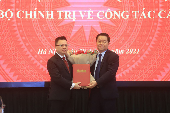 Sáng 20/5, Báo Nhân Dân tổ chức hội nghị triển khai quyết định của Bộ Chính trị về công tác cán bộ. Quyết định của Bộ Chính trị về việc điều động, phân công và bổ nhiệm ông Lê Quốc Minh - ủy viên Trung ương Đảng, phó Tổng giám đốc Thông tấn xã Việt Nam - giữ chức Tổng biên tập báo Nhân Dân. (Ảnh: Tuổi Trẻ).