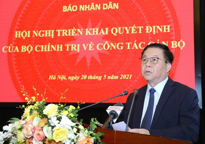 Ông Nguyễn Trọng Nghĩa - Trưởng ban Tuyên giáo trung ương - chủ trì hội nghị bày tỏ với bề dày công tác, ở nhiệm vụ mới, ông Minh tiếp tục phát huy những kết quả đạt được của Thông tấn xã Việt Nam, của báo Nhân Dân thời gian qua, cùng với Ban biên tập báo Nhân Dân giữ vững và phát huy truyền thống 70 năm xây dựng và trưởng thành, tiếp tục duy trì và nâng cao hiệu quả công tác tuyên truyền. (Ảnh: TTXVN).