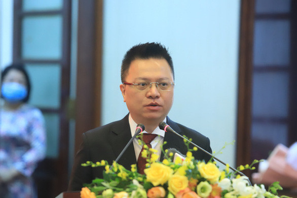 Phát biểu nhận nhiệm vụ mới, tân Tổng biên tập Lê Quốc Minh cảm ơn sự tín nhiệm, tin cậy của lãnh đạo Đảng, Nhà nước, sự bồi dưỡng của nhiều thế hệ lãnh đạo Thông tấn xã Việt Nam để có được năng lực như ngày hôm nay. Đồng thời, cảm ơn sự chào đón nhiệt tình của phóng viên, biên tập viên, cán bộ báo Nhân Dân. (Ảnh: Tuổi Trẻ).