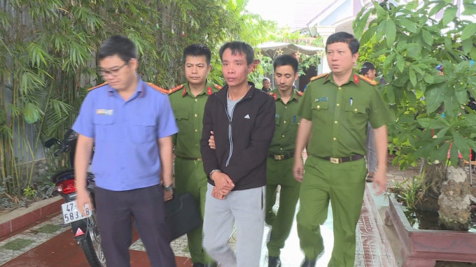 Đang uống rượu vợ gọi điện, bị bạn nhậu đâm chết vì xin về trước: Anh Nguyễn Xuân Quyết (SN 1985, trú huyện Ea Kar, tỉnh Đắk Lắk) đến nhà Đỗ Viết Dương (SN 1983, trú cùng địa phương) để nhâu. Trong khi đang nhậu anh Quyết xin phép về trước vì vợ đang ở nhà sắp sinh con liền bị Dương chạy ra xe ô tô của mình lấy dao đâm chết nạn nhân. Ngày 20/5, VKSND tỉnh Đắk Lắk đã truy tố Quyết về tội “Giết người”.