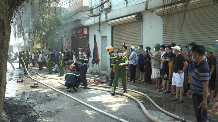 Một người dân theo dõi vụ việc cho biết: "Tôi đang ở nhà cách 1 cánh đồng thì thấy khói đen bốc lên cao, mọi người bảo cháy quán bia Vinh Còi thế là tôi chạy ra, lúc đấy lửa to lắm, vừa cháy vừa nổ tanh tách. Sau cảnh sát đến phun nước mới tắt”.