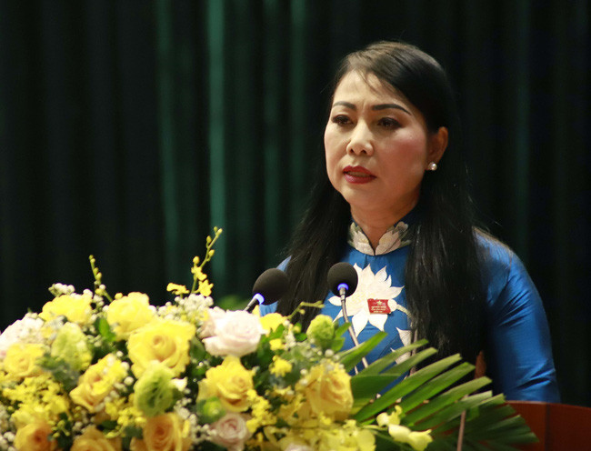 Bí thư Vĩnh Phúc cũng dành sự quan tâm đặc biệt đến vấn đề an sinh xã hội, y tế, giáo dục, phát triển hạ tầng giao thông, nước sạch, nhất là tại các vùng nông thôn, đô thị. Cùng với đó, thúc đẩy, ủng hộ các sáng kiến tạo việc làm ổn định với thu nhập ngày càng cao cho người dân. Bà sẽ đề xuất cải cách chính sách bảo hiểm xã hội, nhất là cải cách chế độ hưu trí cho người già, bảo hiểm y tế toàn dân, trước mắt, sẽ đề xuất mở rộng bảo hiểm y tế cho trẻ em từ 6 tuổi đến đủ 16 tuổi theo Luật Trẻ em…