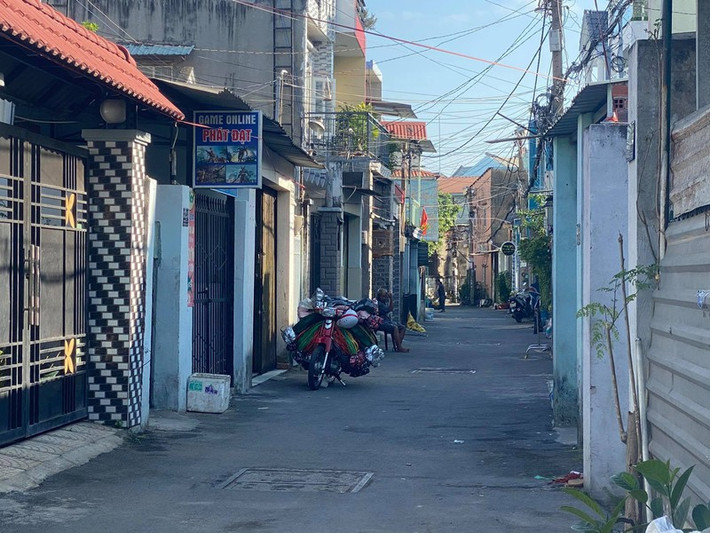 Nợ 900 nghìn đồng, bị bạn chém gần lìa tay: Bùi Hữu Tài (SN 1991, ngụ phường Trường Thọ, TP. Thủ Đức, TP HCM) và anh Vũ Văn Hiếu (SN 1991, ngụ TP. Thủ Đức) là bạn học và chơi chung với nhau. Do mâu thuẫn trong chuyện Hiếu vay nợ số tiền 900 nghìn đồng Tài đã dùng kiếm chém anh Hiếu gần đứt lìa cẳng tay rồi tẩu thoát.