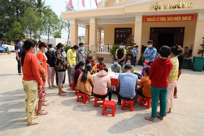 Phá sòng bạc của các “quý bà”, thu hơn nửa tỷ đồng: Ngày 28/2, Công an huyện Bến Cầu (tỉnh Tây Ninh) đã ra quyết định tạm giữ hình sự 26 đối tượng về hành vi tổ chức đánh bạc và đánh bạc. Sòng bạc do Trần Thị Thùy Dương (SN 1990, trú xã Tiên Thuận, huyện Bến Cầu) cầm đầu tổ chức. Tang vật thu giữ gồm: Gần 550.000.000 đồng, 60 bộ bài tây, 7 xe môtô và một số tang vật khác có liên quan. Tụ điểm này hoạt động từ tháng 8/2020 đến nay.