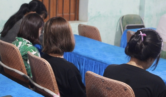Giải cứu 4 bé gái bị rủ rê làm tiếp viên quán karaoke: Ngày 28/7/2020, Công an huyện Quỳ Hợp, Nghệ An đã giải cứu 4 cháu gái có độ tuổi từ 13-16 do nhẹ dạ, cả tin nên đã bị một số đối tượng trên Facebook rủ rê, lôi kéo đến làm tiếp viên tại quán Karaoke New Wave ở phường Tĩnh Hải, thị xã Nghi Sơn (Thanh Hóa) và đưa các cháu về giao cho gia đình.
