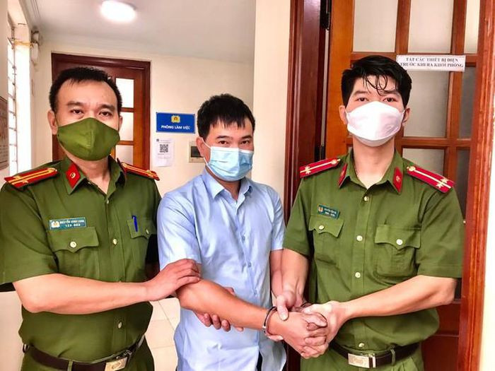Giám đốc Công ty dược "ôm nợ", trốn truy nã: Phạm Hải Nam - Giám đốc Công ty cổ phần dược phẩm thuốc gia đình đã tham ô, gây thất thoát số tiền lớn rồi bỏ trốn, bị Công an Hà Nội ra quyết định truy nã. Ngày 11/10, Công an phường Thịnh Quang, quận Đống Đa cho biết vừa bắt giữ Nam.