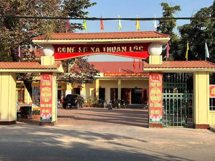 Phát hiện 2 cha con tử vong nhiều ngày trong nhà: Chiều 3/12, UBND xã Thuần Lộc, huyện Hậu Lộc, tỉnh Thanh Hóa cho biết, địa bàn vừa xảy ra sự việc 2 bố con tử vong trong nhà. Theo thông báo ban đầu ông Hoàng Đình Đ. (SN 1958) tử vong là do khả năng uống rượu nhiều rồi bị cảm lạnh, còn người con ông là Hoàng Đình D. (SN 2000) bị liệt toàn thân tử vong do chết đói.
