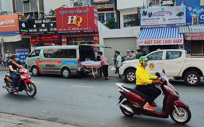 Người đàn ông đi ra từ cửa hàng, rồi té ngã, tử vong trên vỉa hè: Chiều 3/12, người dân thấy một người đàn ông đi ra từ một cửa hàng tại phường 12, quận Bình Thạnh,quận Bình Thạnh, TP.HCM, đang chuẩn bị lấy xe máy rời đi thì bất ngờ té ngã, nằm bất động trên vỉa hè dẫn đến tử vong. Theo người dân, nạn nhân là một người đàn ông khoảng 45 tuổi, dáng người thấp, trú tại quận Bình Thạnh.