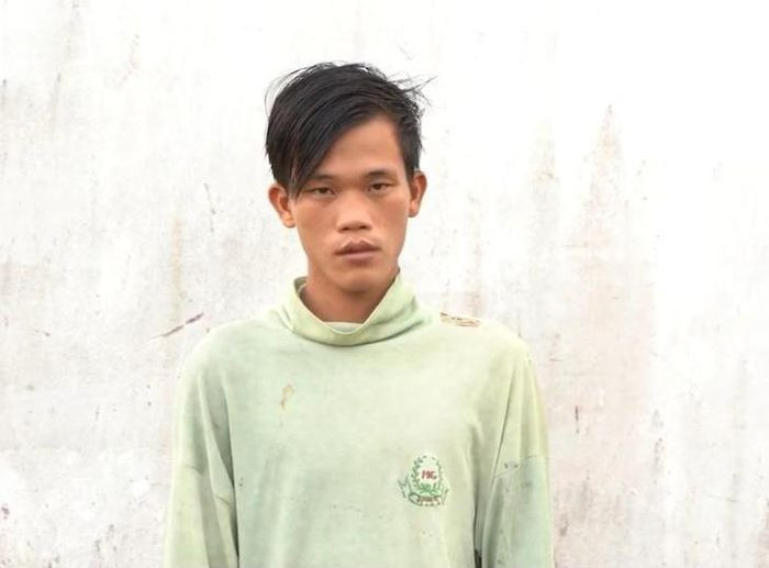 Bé gái 3 tuổi bị cha dượng đánh đập đến chết: Trần Văn Khởi (26 tuổi, trú huyện An Minh, Kiên Giang) dùng điếu thuốc lá đang cháy châm vào miệng; dùng kìm nhổ răng của bé V. (3 tuổi, con riêng của vợ). Đỉnh điểm, vào lúc 6h ngày 18/11, Khởi lại đánh đập làm bé bị thương nặng, dẫn đến tử vong. Ngày 3/11, Khởi bị Công an tỉnh Kiên Giang khởi tố, bắt tạm giam.