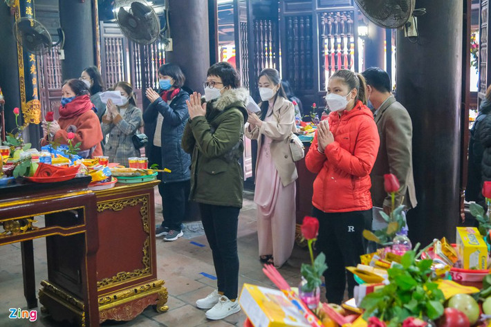 Bên cạnh đó, nhiều người đến đây lễ chùa dịp rằm tháng Giêng sớm hơn vậy nên nơi đây càng trở lên đông đúc. (Ảnh: Zing.vn)
