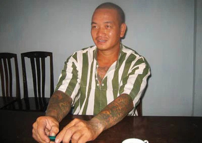 Nguyễn Tuấn Hải sinh năm 1967, tại một gia đình chuyên làm cửa sắt ở phố Hàng Cót, phường Hàng Mã, quận Hoàn Kiếm, Hà Nội. Biệt danh "Bánh" của Hải được đặt theo tên của bố. Thuở đó, phố Hàng Cót nổi tiếng là địa bàn "nóng" về tệ nạn, tội phạm hình sự và những tệ nạn đó nhiễm sạch vào Hải "Bánh". Từ khi còn cắp sách đến trường, Hải đã lập băng nhóm để cướp tài sản của người dân, thậm chí cướp cả của cướp.