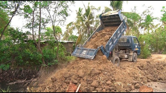Chanh về lại căn nhà với vợ con, nhưng vì nghiện ma túy nặng, lại không có tiền bạc vì thế lúc nào nhìn anh ta cũng giống một "bóng ma". Khi tiếp cận với một vài người dân thôn Kè, các trinh sát Công an tỉnh Thái Nguyên nhận được một thông tin vô cùng quý báu, cách đây một thời gian, Chanh bất ngờ thuê người về san lấp đất tại khu vườn gần nhà. Điều kỳ lạ là, Chanh không có tiền, tại sao lại san lấp vườn? Chưa kể, nếu san lấp xong thì phải trồng cây hoặc làm gì đó, thế nhưng Chanh vẫn để nguyên và tiếp tục cuộc sống "vật vờ" với những cơn nghiện ma túy như trước. (Ảnh minh họa, nguồn internet)