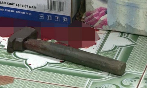 Tới nơi, Chanh nói anh K đợi để gã vào nhà lấy tiền. Trong lúc anh K đang mất cảnh giác, Chanh đi từ trong nhà ra dùng chiếc búa đánh mạnh vào đầu người lái xe ôm xấu số. Sát hại anh K xong, Chanh đem thi thể anh này chôn trong vườn nhà và cướp toàn bộ tài sản. Đến ngày 21/10, Chanh ra khu vực đường tròn gang thép. Lúc này anh D cũng chạy đến mời Chanh đi xe. Lập lại kịch bản cũ, Chanh điều anh D về nhà mình. Tại đây, Chanh "đuổi khéo" con trai sang nhà ông bà ngoại. Gã mời anh D uống nước. Lợi dụng khi anh D không để ý, Chanh dùng búa đinh đánh mạnh vào đầu nạn nhân. (Ảnh minh họa, nguồn internet)