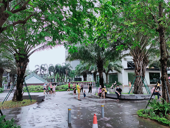 Cụ thể, vào khoảng thời gian trên một số người dân nghe thấy tiếng động mạnh liền chạy ra phát hiện người phụ nữ nằm bất động nằm trên nền gạch tiến lại gần thấy người phụ nữ đã tử vong.