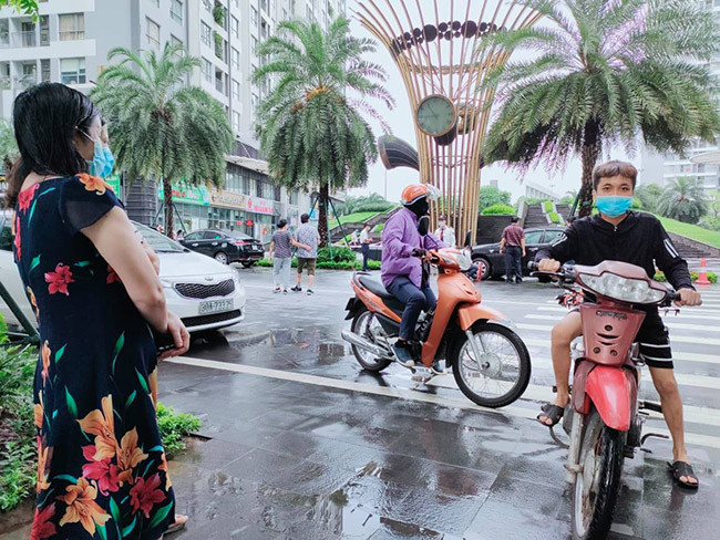 Ngay sau đó người dân liền báo tin cho lực lượng chức năng. Nhận được tin báo của người dân lực lượng chức năng đã nhanh chóng cử người xuống hiện trường, bảo vệ hiện trường điều tra vụ việc.