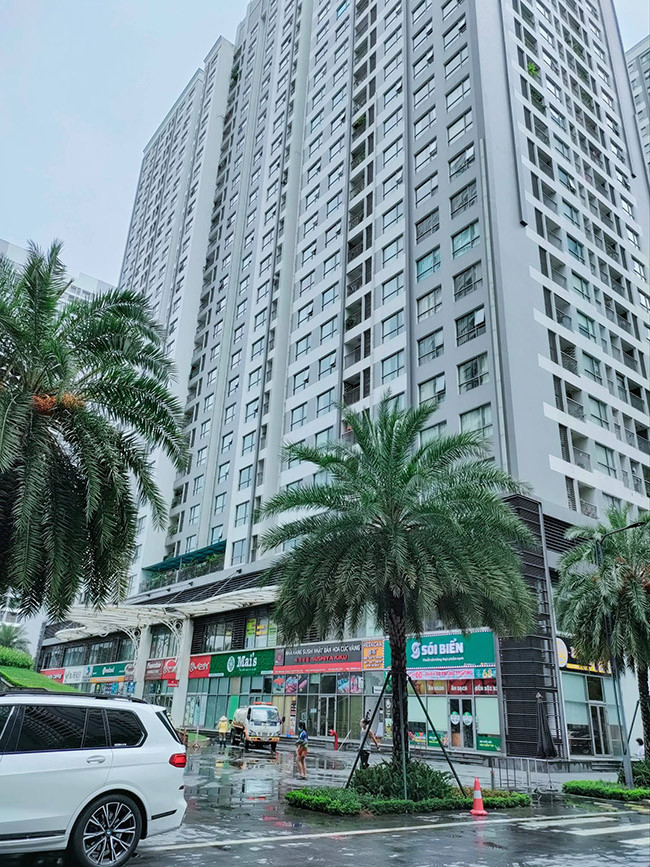 Người dân sống ở nơi đây cho biết, người này khoảng 50 tuổi quê ở Nam Định là người giúp việc cho một hộ dân trên tầng 18 ở tòa nhà này.