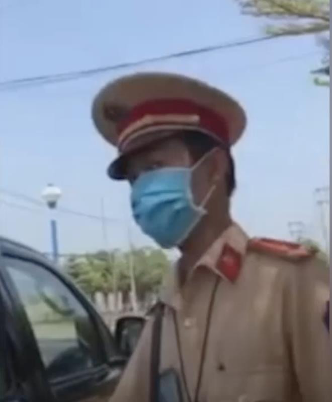 Đình chỉ 2 Trung tá Công an Đồng Nai liên quan clip "xe đã gửi sếp": Ngày 11/12, Công an tỉnh Đồng Nai ra quyết định đình chỉ công tác đối với trung tá Đoàn Văn Mão, Đội trưởng Đội CSGT- CSTT và trung tá Ngô Thọ Khanh, Đội phó Đội CSGT- CSTT Công an huyện Trảng Bom vì liên quan đến clip được đăng tải trên mạng xã hội tố cáo "xe gửi sếp" trong quy trình xử lý xe vi phạm của CSGT- CSTT tại Đồng Nai.