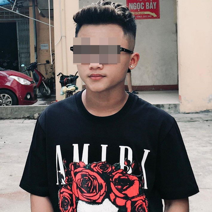 Qua điều tra, bước đầu xác định, vụ nam sinh hành hung dã man bé trai xảy ra khoảng 16h30 ngày 24/6, tại khu vực đường bê tông gần trường THCS Tiên Cát (tổ 29, phường Tiên Cát), Đào Tiến Mạnh (sinh ngày 27/12/2005, trú tại khu Lăng Cẩm, phường Gia Cẩm, TP Việt Trì) dùng gậy bằng kim loại vụt vào người và dùng chân đá vào mặt cháu Nguyễn Quốc T.