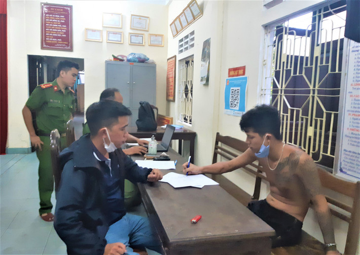 Cháu trai dùng rựa chém bà nội tử vong: Chiều 14/7, Lê Ngọc Phú Thịnh (SN 1995, TP Huế) xảy ra mâu thuẫn với bà là Trần Thị G. (SN 1945) Thịnh dùng rựa chém bà G., khiến nạn nhân tử vong. Ngày 15/7, Thịnh bị Công an TP Huế tạm giữ để điều tra.