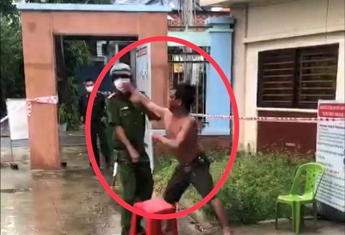 Đấm vào mặt công an phường khi bị nhắc đeo khẩu trang: Đinh Văn Hiệp (48 tuổi, phường Tân Phước Khánh, thị xã Tân Uyên, Bình Dương) khi bị nhắc đeo khẩu, Hiệp đã tấn công và đấm vào mặt Phó trưởng Công an phường. Ngày 15/7, Hiệp bị Công an thị xã Tân Uyên khởi tố.