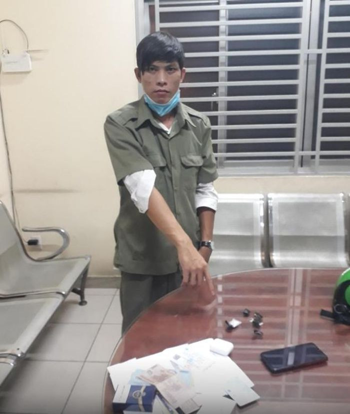 Giả bảo vệ dân phố để ra đường mua... ma túy: Đỗ Minh Tùng (SN 1990, Bình Chánh, TP HCM) mặc áo bảo vệ dân phố ra đường mua ma túy về sử dụng thì bị Công an quận Tân Phú phát bắt giữ. Ngày 15/7, Tùng bị Công an quận Tân Phú tạm giữ.